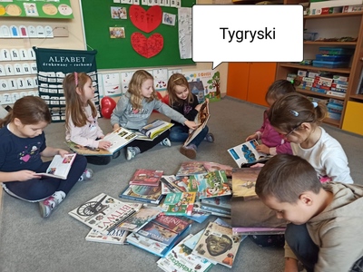 Dzieci z książkami.