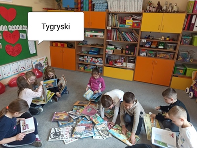 Dzieci z książkami.