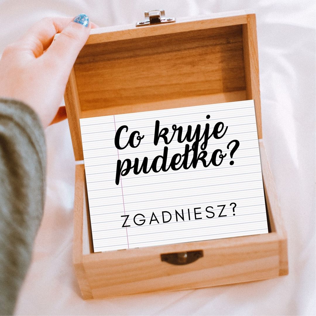 Zdjęcie z pudełkiem w którym jest karteczka z napisem: Co kryje pudełko? Zgadniesz?