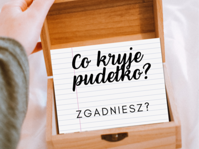 Zdjęcie pudełka z karteczką z napisem Co kryje pudełko? Zgadniesz?