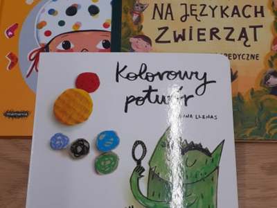 Zdjęcie przedstawia trzy książki podarowane przez Wydawnictwo Mamania
