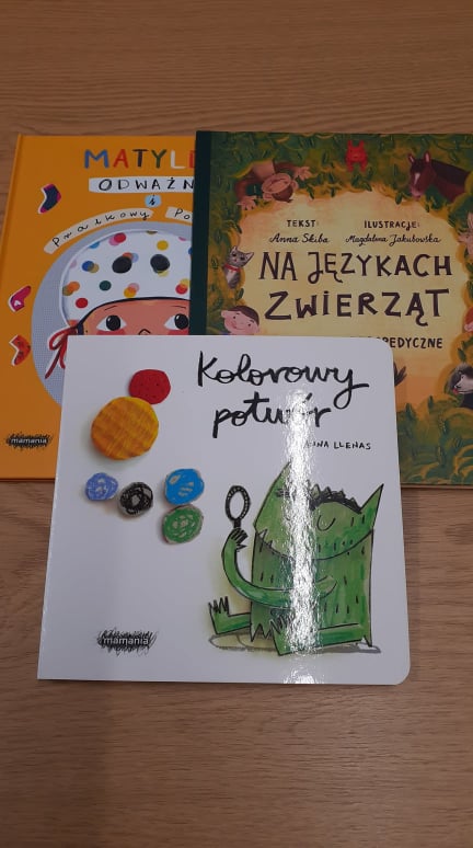 Zdjęcie przedstawia trzy książki podarowane przez Wydawnictwo Mamania