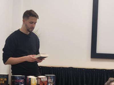 Autor trzyma książę . 