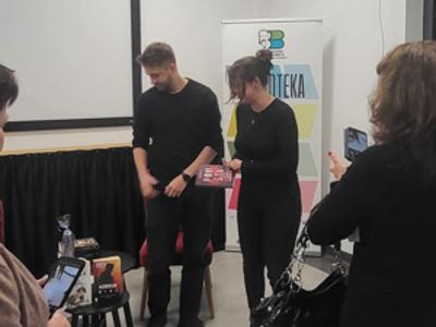 autor i jego czytelniczki romawiają