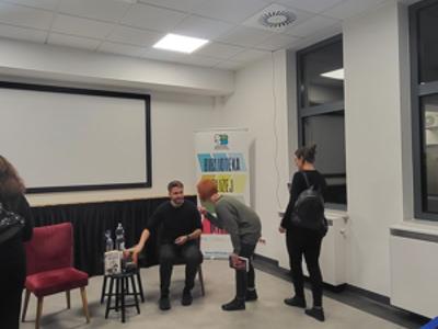 Czytelnicy biorą autografy od autora