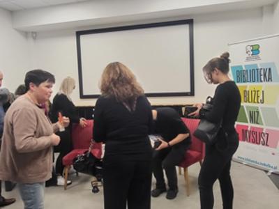 Grupa ludzi czeka na autograf.