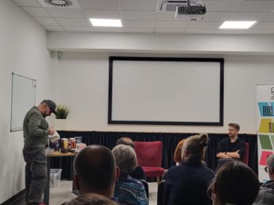 prowadzący i widownia.