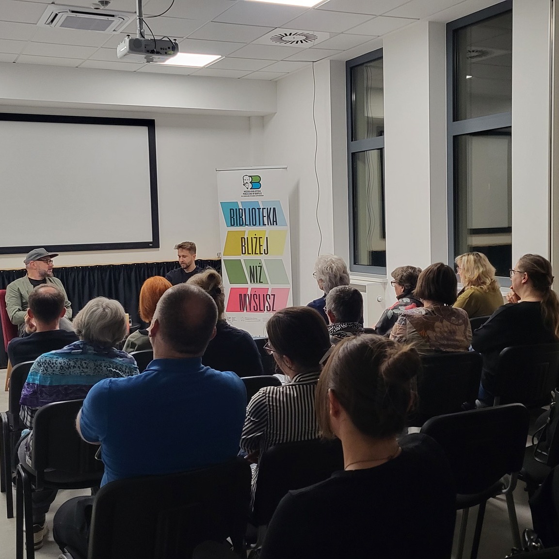 widownia i dwóch autorów .