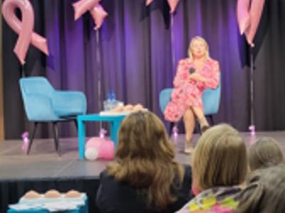 Prowadząca i widownia.