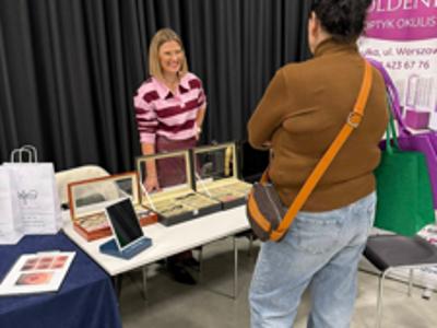 Dwie kobiety rozmawiają.