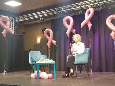 Prowadząca na scenie.