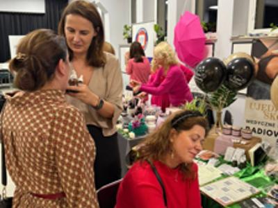 Grupa kobiet rozmawia.