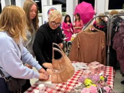 Grupa kobiet rozmawia.