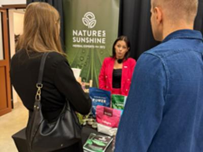 Kobieta i mężczyzna rozmawiają  inną kobietą.