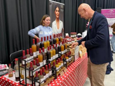 Mężczyzna ogląda soki i napoje na stoisku.