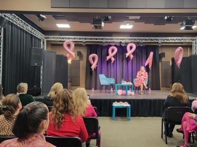 Scena. Prowadząca. Widownia.