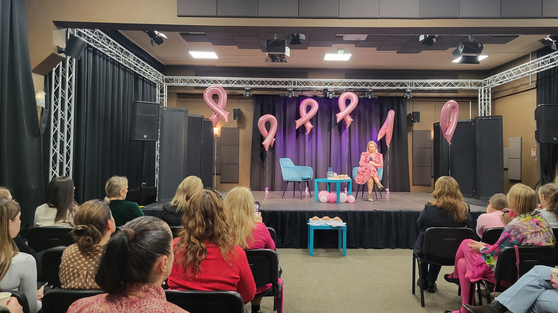 Scena. Prowadząca. Widownia.