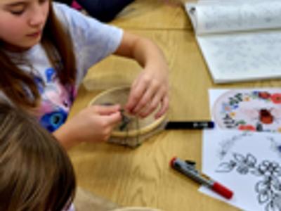 Dzieci haftują.
