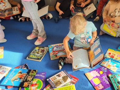 Dzieci oglądają książki. 