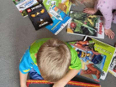 Dzieci oglądają książki. 