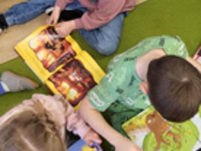 Dzieci oglądają książki.