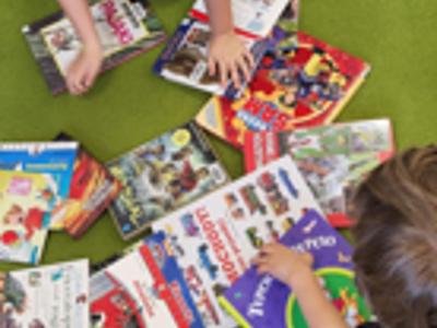 Dzieci oglądają książki. 