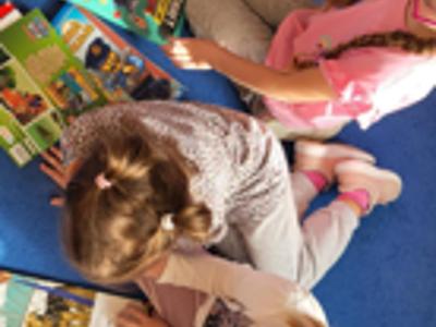 Dzieci oglądają książki. 