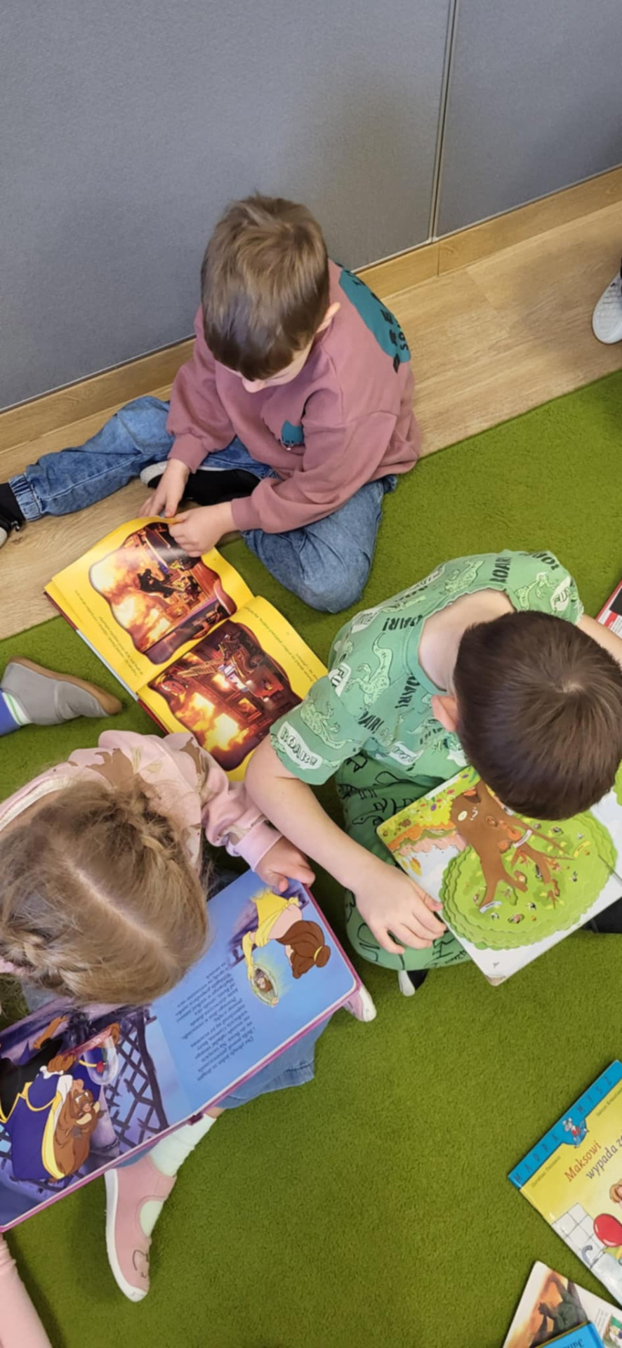 Dzieci oglądają książki. 