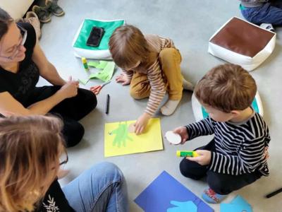 Dzieci wykonują pracę plastyczną.