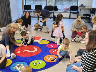 Dzieci bawią się na dywanie.