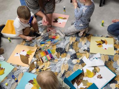 Dzieci wykonują pracę plastyczną.