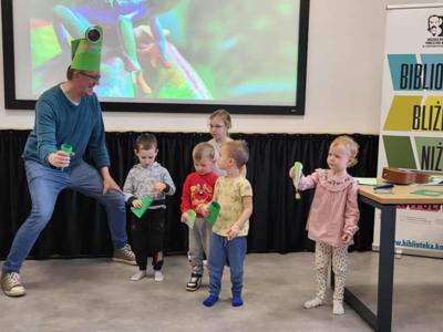 Prowadzący i dzieci w zabawie.