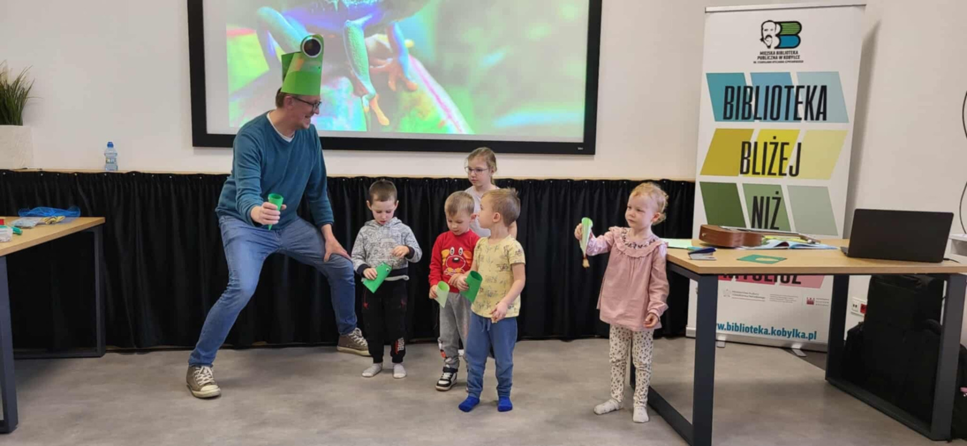 Prowadzący i dzieci w zabawie.