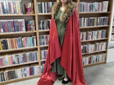 Prowadząca zajęcia z stroju dwórki.