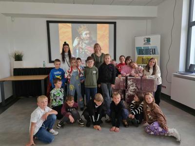 Grupa dzieci i opiekun zajęć.