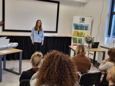 Widownia i prowadząca spotkannie.