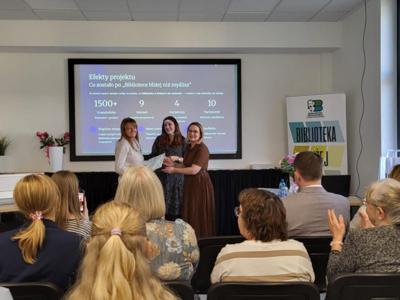 Widownia i prowadząca spotkannie.