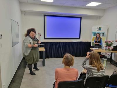 Prowadząca i  uczestnicy spotkania.