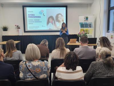 Widownia i prowadząca spotkannie.