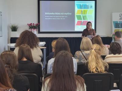 Widownia i prowadząca spotkannie.