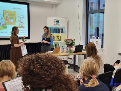 Prowadząca spotkanie i widownia.