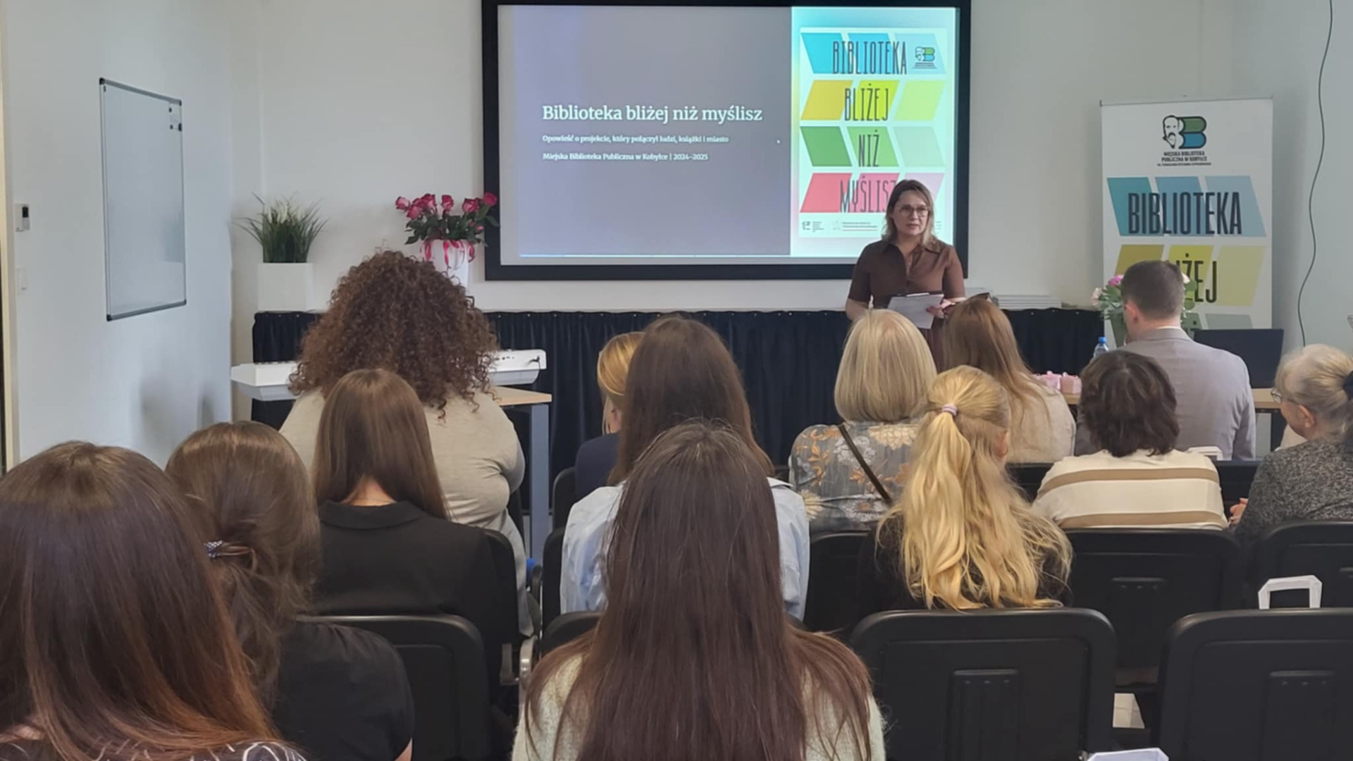 Widownia i prowadząca spotkannie.