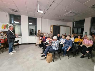 Prowadzący wręczają upominki widowni.