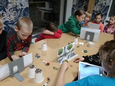 Dzieci wykonują zdjęcia tabletem.