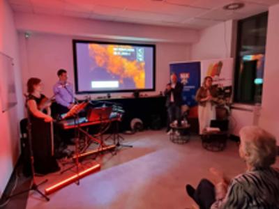 Zespół muzyczny, prowadzący i widownia.