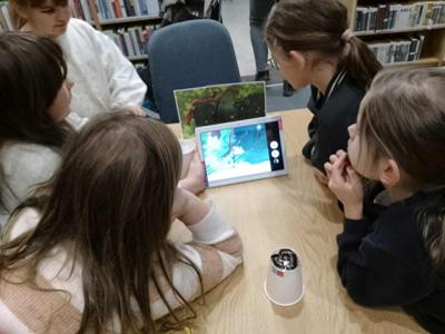 Dzieci wykonują zdjęcia tabletem.