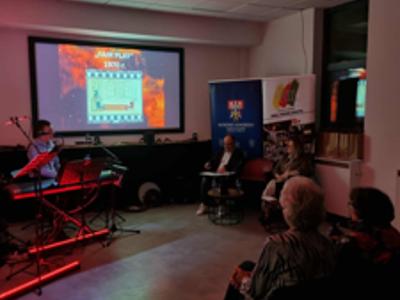 Zespół muzyczny, prowadzący i widownia.