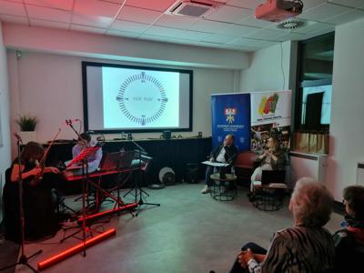 Zespół muzyczny, prowadzący i widownia.