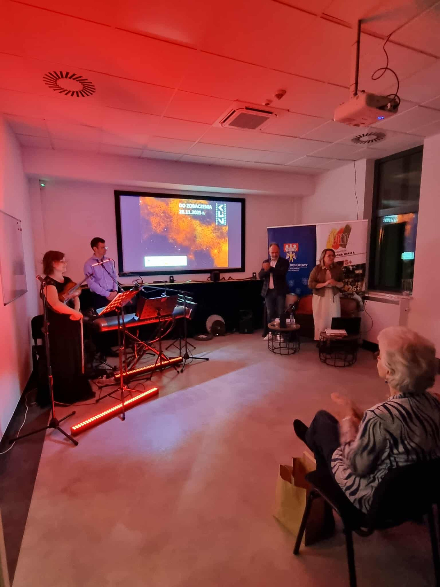 Zespół muzyczny, prowadzący i widownia.