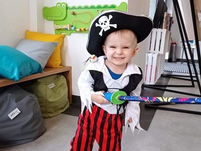 Chłopiec przebrany za pirata.